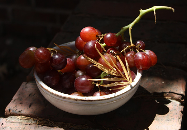 red grapes in a bowl