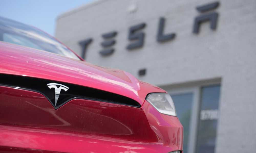 Pastor devolverá Tesla tras estafa de $3,5 millones de dólares