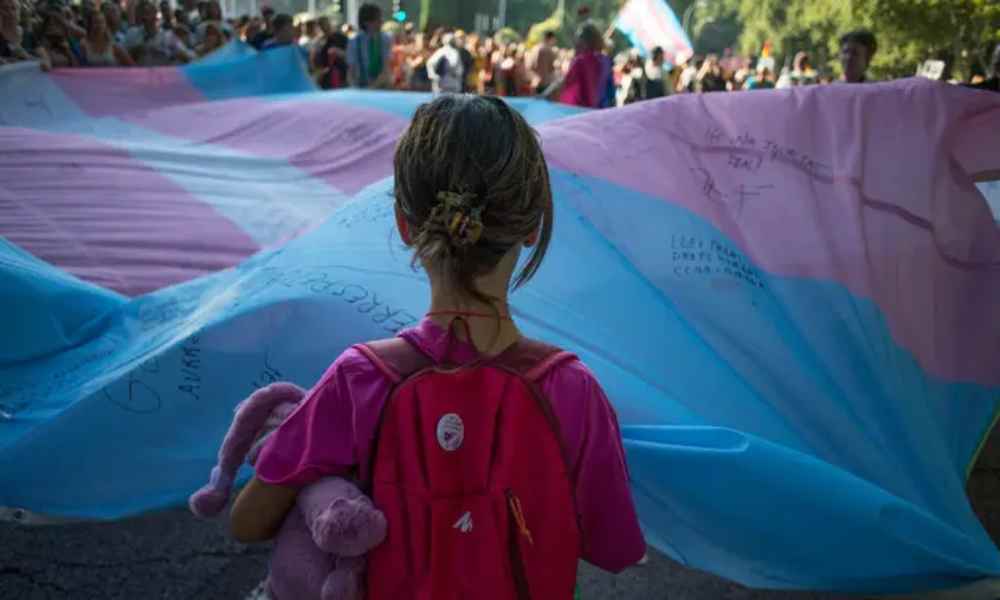 Separan niña trans de sus padres por oponerse a bloqueadores