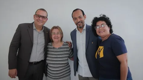 Mujer de 85 años se bautiza tras escuchar radio cristiana