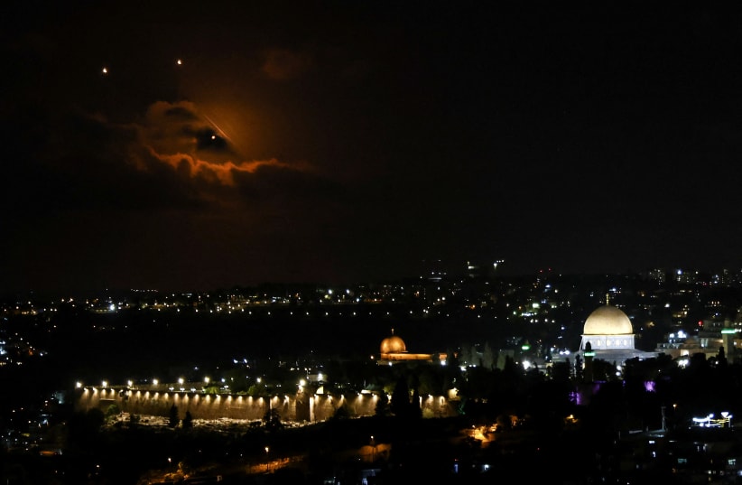 Irán lanza cientos de cohetes contra Israel