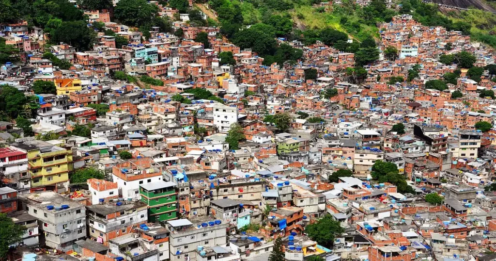 Hay más iglesias que escuelas en las favelas de Brasil