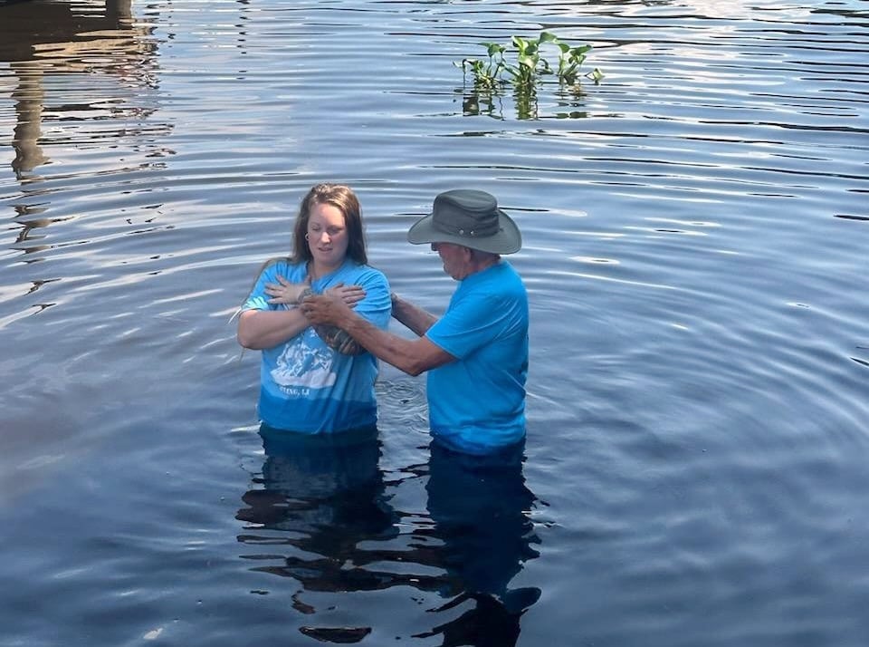 Pastor sale a evangelizar y ora por más de 400 personas