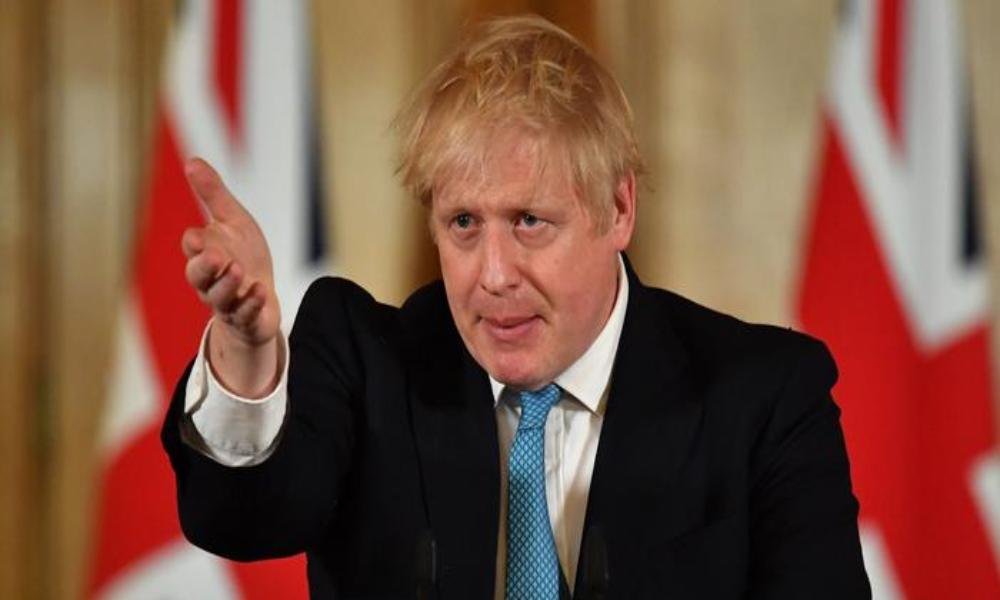 Ex ministro Boris Johnson critica a líderes de la iglesia