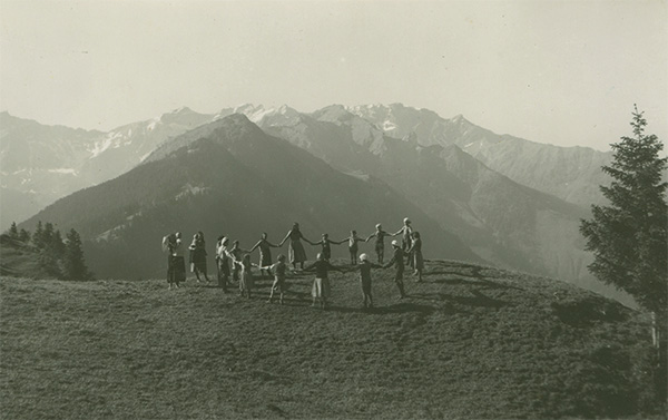 La escuela que escapó a los Alpes por Marianne Wright